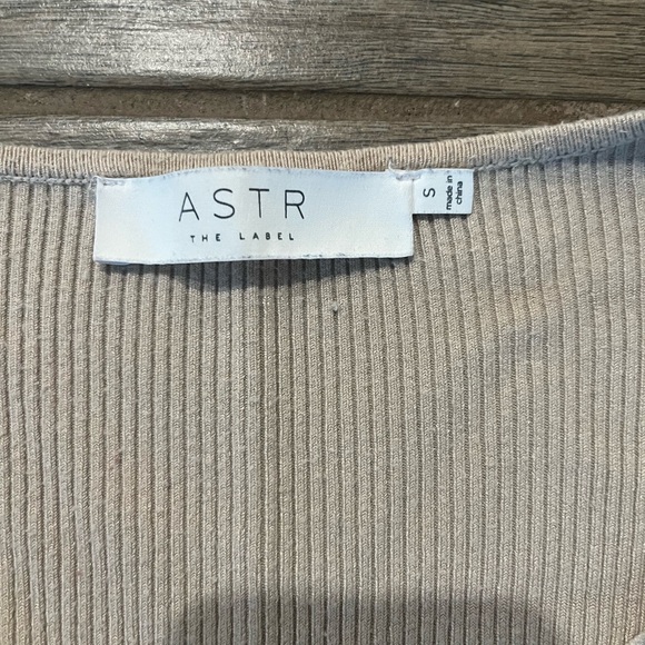 ASTR the label V-neck ribbed sweater - Picture 3 of 3